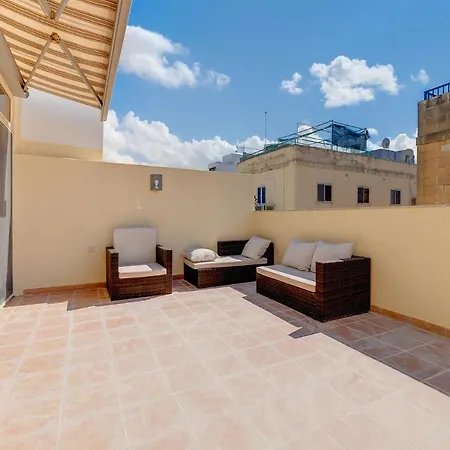 Cosy 1br Penthouse Close To The Promenade