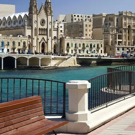 Cosy 1br Penthouse Close To The Promenade