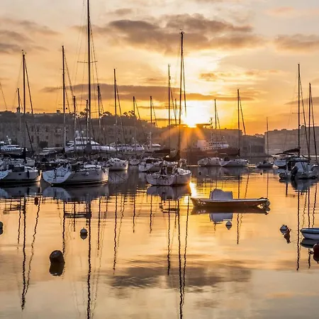 Daire Cosy 1br Penthouse Close To The Promenade