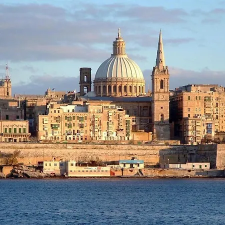 Cosy 1br Penthouse Close To The Promenade *