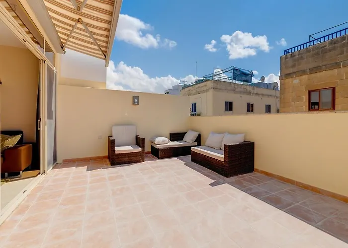 Cosy 1br Penthouse Close To The Promenade